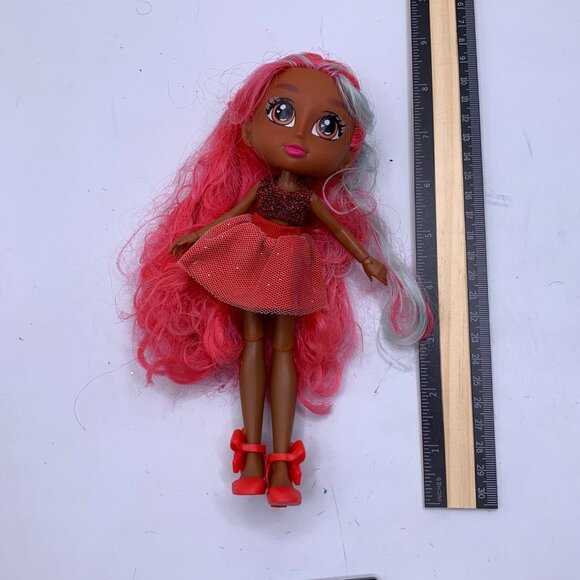 Vibe Girls Emma 2017 Doll With Pink & White Hair Red Outfit & Heels 9 Inches - Picture 5 of 7